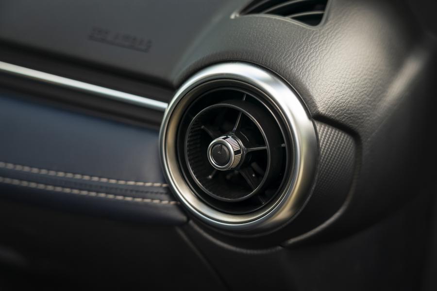 Детали интерьера Mazda2 (DJ) 2020 года  (WW) (фото 88 из 103)